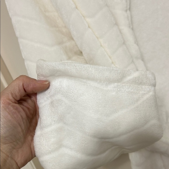 Plush Cream Chevron Bath Robe with Pockets and Belt Soft One Size Fits Most - Picture 6 of 10